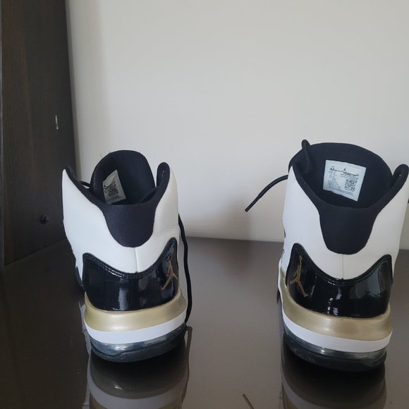 Air Jordan Max Aura white black gold big boys size 8.5 - Picture 7 of 16